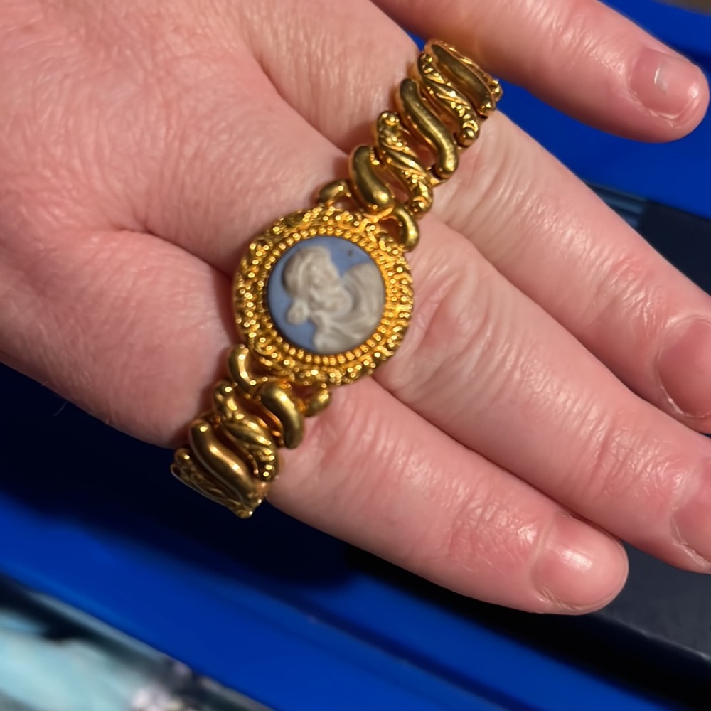 Vintage “American Queen” Pitman & Keel Goldtone & Blue cameo expansion bracelet - Picture 4 of 16